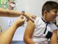 Un niño recibe la vacuna contra el papiloma humano en el centro de Salud de Lalín, Pontevedra