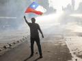 Un hombre ondea una bandera de Chile en las calles de su capital, Santiago de Chile