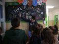 Un profesor da clase a un grupo de alumnos el día que arranca en el CEIP Eduardo Cela Vila de Triacastela.