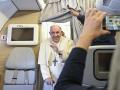 El Papa Francisco a bordo del avión papal después de visitar Nur-Sultan, Kazajistán