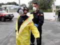 Un soldado de la UME ayuda a quitarse el traje protector tras desinfectar una residencia durante la pandemia