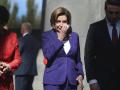 Nancy Pelosi, se limpia una lágrima mientras visita el Complejo Conmemorativo del Genocidio Armenio en Ereván