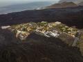 Un grupo de casas salvadas de la colada del volcán el 6 de diciembre de 2021