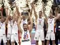 Rudy Fernández, acompañado por sus compañeros de equipo, levanta el trofeo que sitúa a España como ganadora del Eurobasket 2022