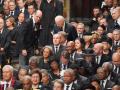 El presidente de los Estados Unidos, Joe Biden, y la primera dama, Jill Biden, toman sus asientos dentro de la Abadía de Westminster