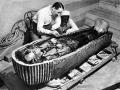 Howard Carter examina la tumba de Tutankamón junto a un egipcio anónimo