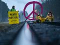 Activistas de Greenpeace, durante una protesta frente a una refinería.
