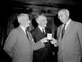 William Faulkner, a la izquierda, le entrega a John Dos Passos la Medalla de Oro de la Academia americana, en presencia de Malcolm Cowley, presidente de la institución en 1957