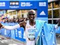 Eliud Kipchoge celebra la victoria y su nuevo crono al llegar a meta