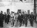 Francisco Largo Caballero visita el asedio del Alcázar, acompañado de oficiales y milicianos