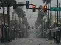 El viento y la lluvia aumentan en el vecindario de Ybor City antes de que el huracán Ian toque tierra el 28 de septiembre de 2022 en Tampa, Florida
