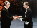 Camilo José Cela recibe el premio Nobel de manos del Rey Carlos Gustavo de Suecia
