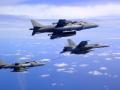 Espectacular imagen de la operación de abastecimiento en vuelo entre un F/A-18E Super Hornet y un Harrier español