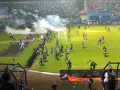 127 muertos y más de 200 heridos, en un partido de fútbol en Indonesia