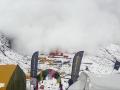 Un momento del vídeo en el que se ve una avalancha que engulle un campamento base en la montaña Manaslu, Nepal