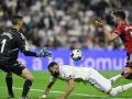Benzema cae derribado por David García en el área de Osasuna