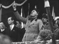 Discurso político de Mussolini en la tribuna de la plaza de Milán en mayo de 1930
