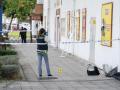 Una policía inspecciona el lugar donde fue asesinado un joven dominicano en Fuenlabrada.
