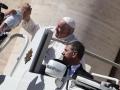 El Papa Francisco bendice a un bebé en la Plaza San Pedro del Vaticano