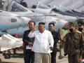 El líder norcoreano, Kim Jong Un, inspecciona una unidad de defensa aérea en el área occidental de Corea del Norte.