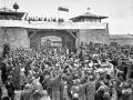 Los españoles republicanos y antifascistas prisioneros en Mauthausen despliegan una pancarta para saludar a los aliados que acaban de liberar el campo de concentración nazi: «Los españoles antifascistas saludan a las fuerzas liberadoras»