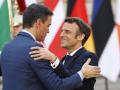 El presidente francés Emmanuel Macron saluda al presidente del Gobierno, Pedro Sánchez
