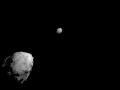 El asteroide Didymos (izq.) y su luna, Dimorphos (dcha.), unos 2,5 minutos antes del impacto de la nave espacial DART