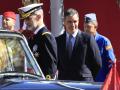 El presidente del Gobierno, Pedro Sánchez (d), acompaña al rey Felipe VI (i), tras el desfile del Día de la Fiesta Nacional, este miércoles
