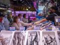 A customer pays for fish at the Maravillas market in Madrid, Thursday, May 12, 2022. 
pescaderia