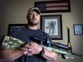 En esta foto de archivo del 6 de abril de 2012, Chris Kyle, ex SEAL de la Marina y autor del libro American Sniper, posa en Midlothian, Texas