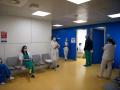 Varios sanitarios esperan para vacunarse en el Hospital Vall d'Hebron de Barcelona.