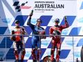 El podio del GP de Australia de MotoGP: ganó Rins, con Márquez segundo