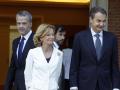 El presidente del Gobierno, José Luis Rodríguez Zapatero (dcha), junto a su vicepresidenta primera, Elena Salgado, y el ministro del Interior, Antonio Camacho, en la primera foto de familia del nuevo Ejecutivo tras la salida de Alfredo Pérez Rubalcaba, antes del inicio de la reunión del Consejo de Ministros
