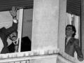 Felipe González y Alfonso Guerra saludan desde el balcón del Hotel Palace de Madrid el 28 de octubre de 1982