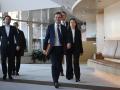 El líder del Partido Moderado de Suecia y el recién elegido primer ministro Ulf Kristersson (centro) después de la votación en la sesión parlamentaria