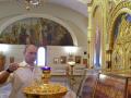 Vladimir Putin enciende una vela en la catedral de Quersoneso, en Crimea
