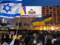 Manifestantes en Tel Aviv ven un vídeo del presidente de Ucrania, Volodymyr Zelensky (marzo de 2022)