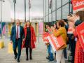 Keir Starmer, líder del Partido Laborista del Reino Unido, camina junto a su mujer Victoria en medio de partidarios