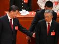 Xi Jinping (izq.) durante la sesión inaugural del XX Congreso del Partido Comunista chino