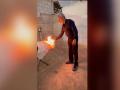 Palestino prendiendo fuego a una camisa de Zara