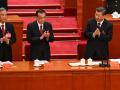 El presidente de China, Xi Jinping (D), aplaude junto al primer ministro Li Keqiang (centro) y el miembro del Comité Permanente del Politburó, Wang Yang, durante la ceremonia de clausura del congreso