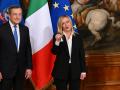 La nueva Primera Ministra de Italia, Giorgia Meloni y el Primer Ministro saliente de Italia, Mario Draghi