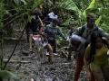 Inmigrantes venezolanos llegan al primer control fronterizo en Panamá tras lograr cruzar la selva del Tapón del Darién