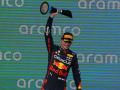 El piloto holandés de Fórmula 1 Max Verstappen de Red Bull Racing celebra en el podio tras ganar el Gran Premio de Fórmula Uno de Estados Unidos en el Circuito de las Américas en Austin, Texas, Estados Unidos, el 23 de octubre 2022