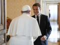 El Papa Francisco, saludando a Macron a su llegada al Palacio Apostólico