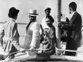 Frida Kahlo recibiendo a Leon Trostky en Tampico