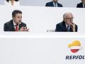 El consejero delegado de Repsol, Josu Jon Imaz (i), y el presidente de Repsol, Antonio Brufau