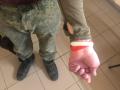 Prisioneros rusos en Ucrania portando distintivos para identificar sus enfermedades infecciosas