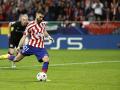 Yannick Carrasco en el momento de tirar el penalti ante el Brujas
