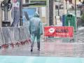 Un hombre caminando bajo la lluvia en Valladolid